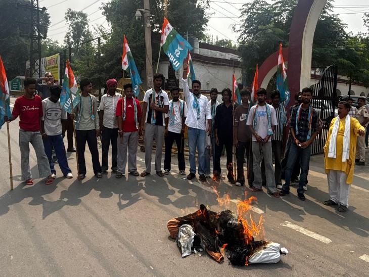 कलेक्ट्रेट के बाहर नारेबाजी करते हुए छात्र।