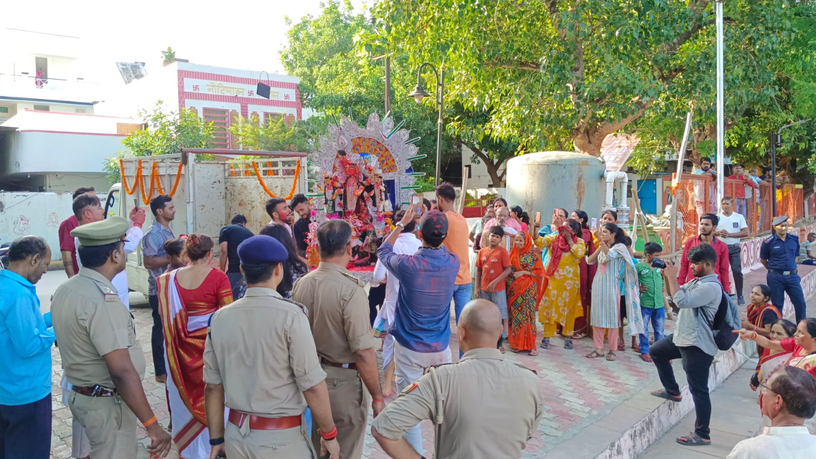 सुरक्षा-व्यवस्था के बीच हुआ मूर्ति विसर्जन।