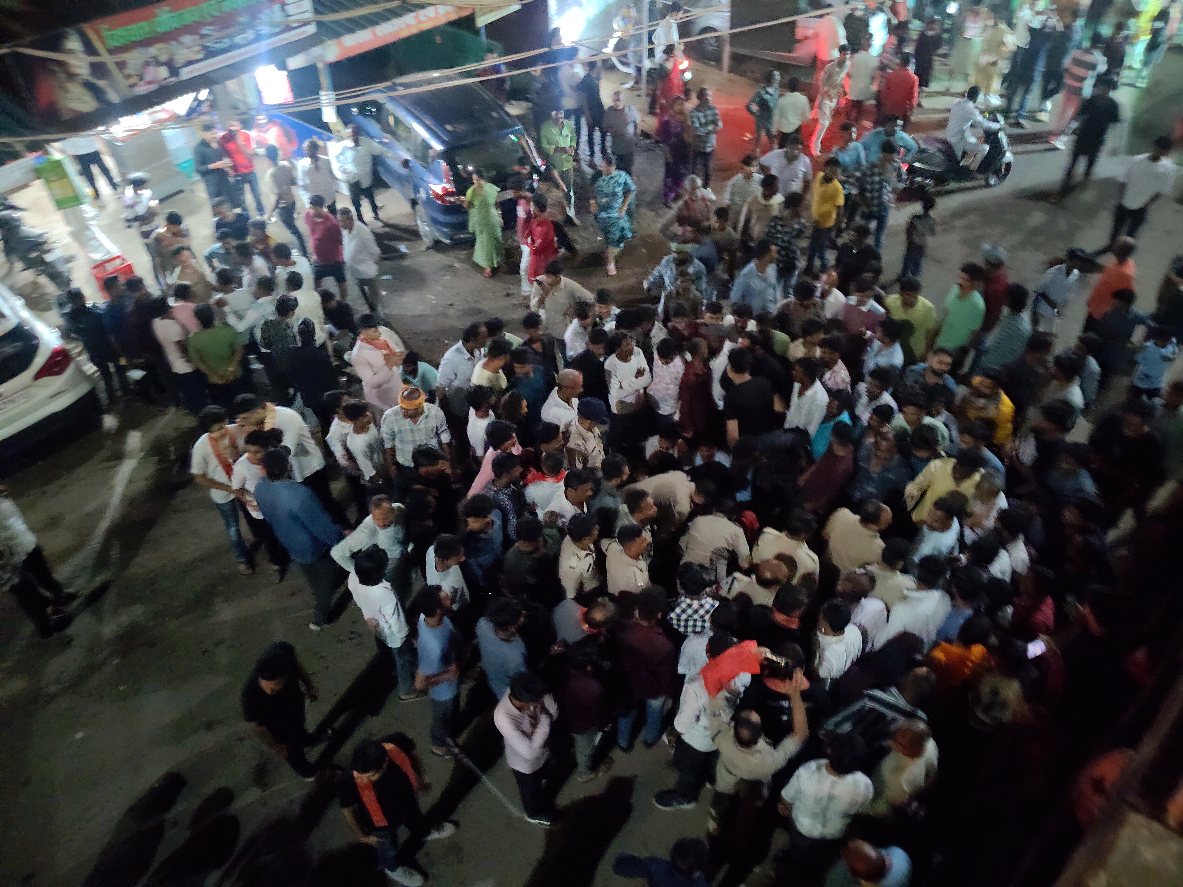 पुलिस कर्मी सड़क पर बैठे लोगों को उठाने की कोशिश में लगे रहे।