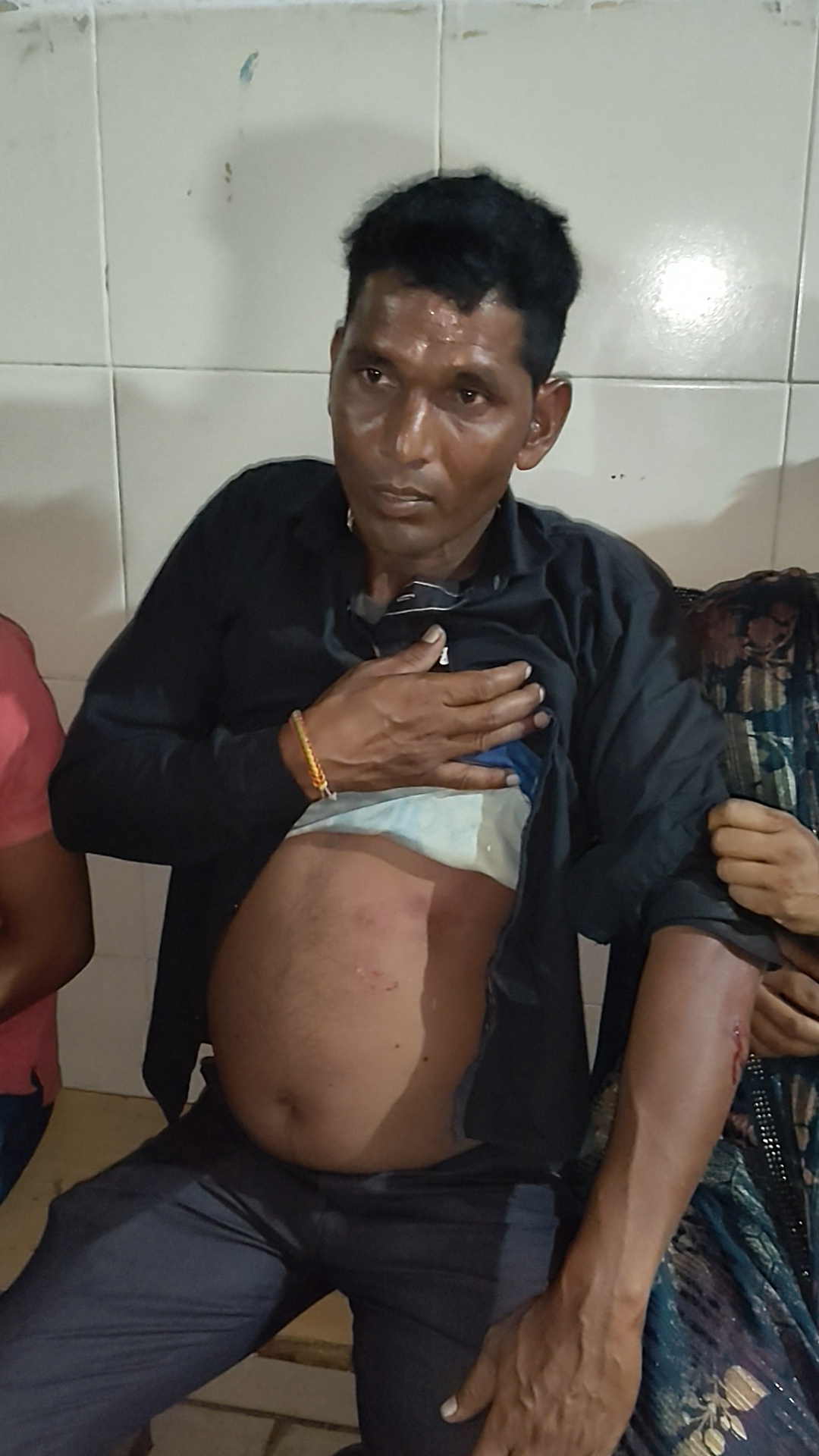 अवैध शराब बेचने वालों के कारण घायल संतोष के पेट और हाथ में चोट आई।