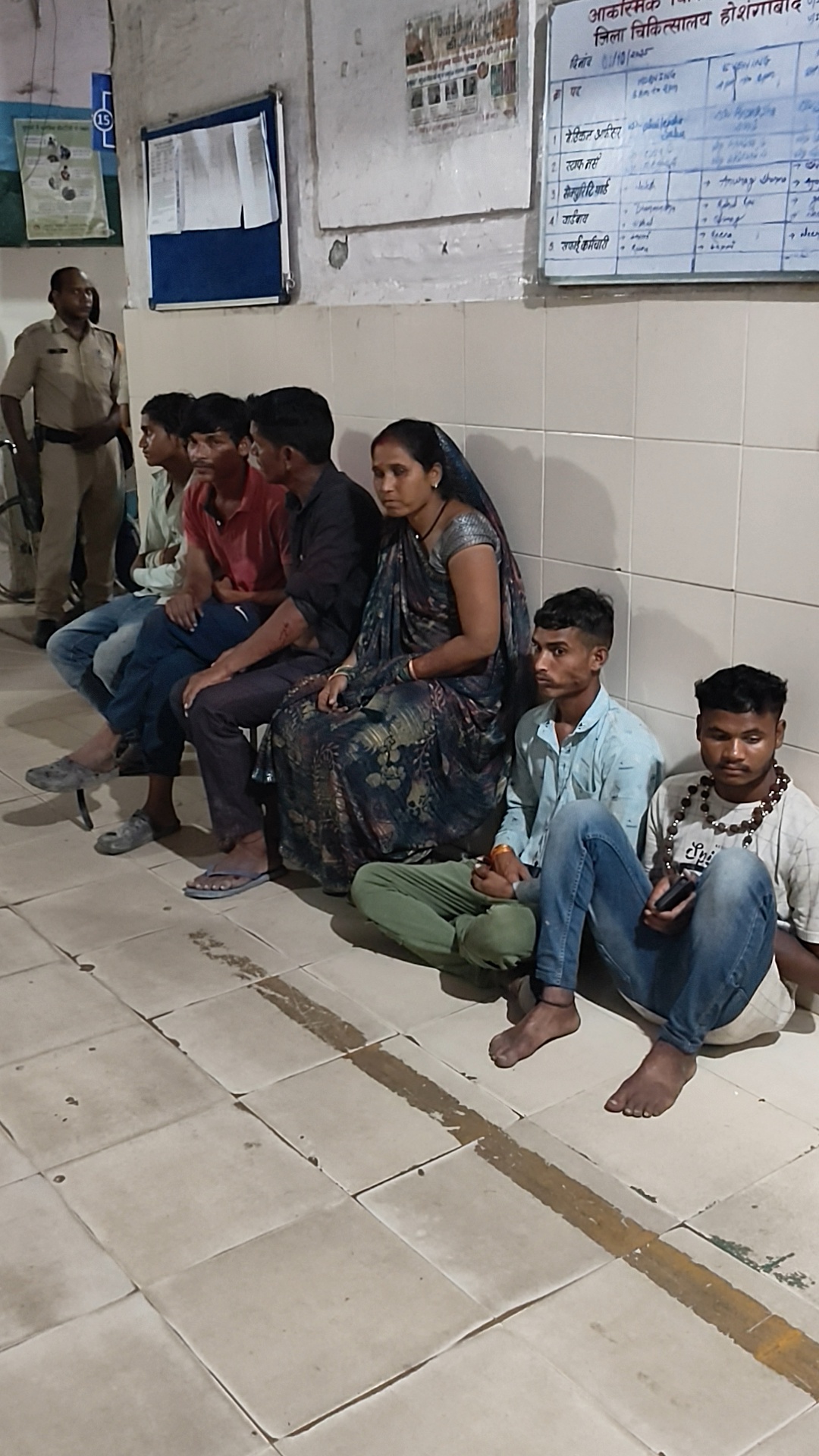 घायल मजदूर अस्पताल पहुंचे।