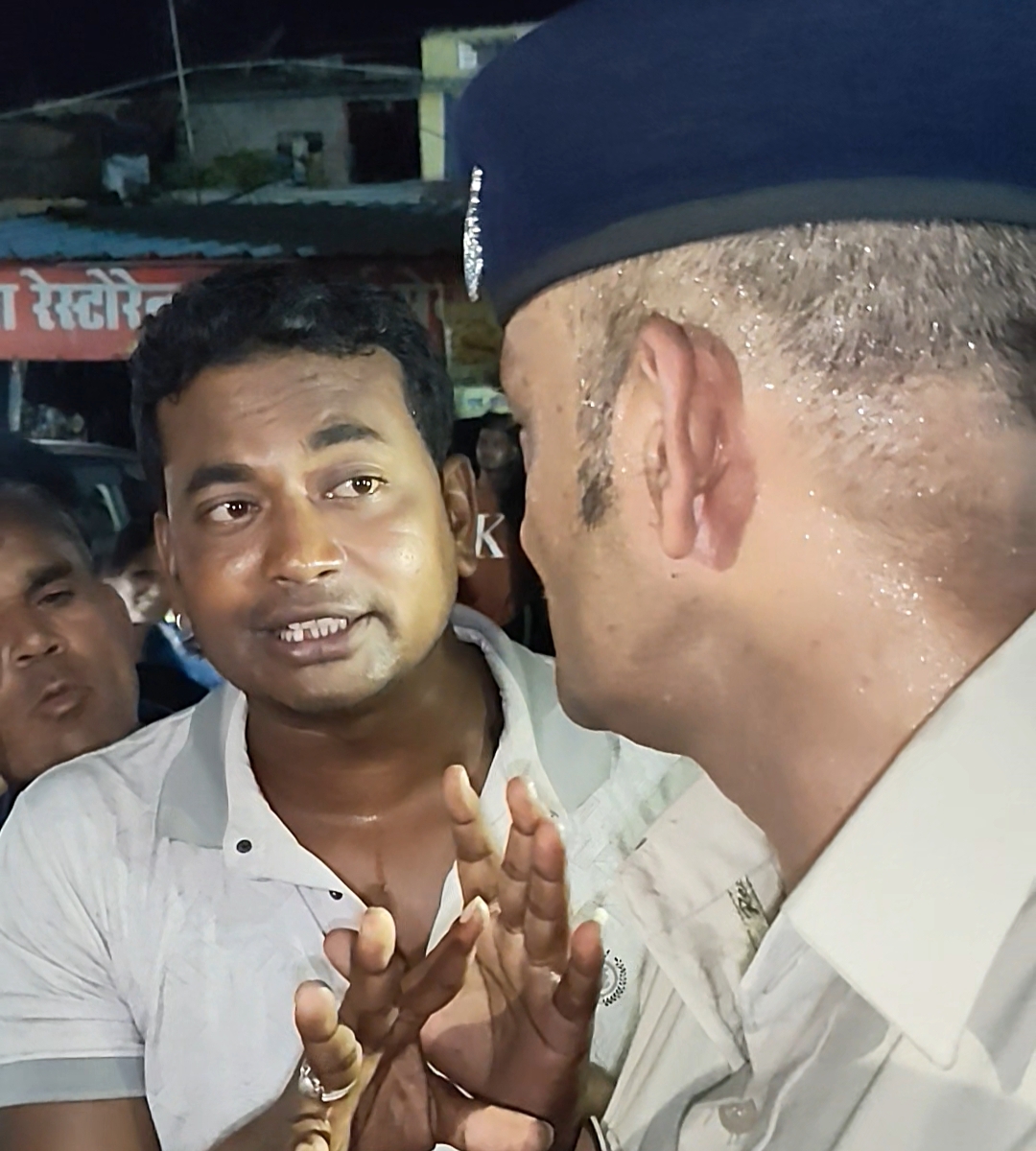 एक युवक ने एएसआई से कहा अवैध शराब बेचने वालों पर कार्रवाई, वरना हम बेचेंगे शराब।