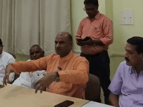 सांसद जोशी ने समझाया कि स्वदेशी का अर्थ केवल दीयों और पारंपरिक वस्तुओं तक सीमित नहीं है, बल्कि हर उस उत्पाद से है, जिसमें हमारे देश की मिट्टी की खुशबू और श्रमिकों के पसीने की मेहनत शामिल हो।