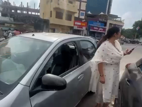 घटना के बाद पुलिस आसपास के सीसीटीवी फुटेज खंगाल रही है और बदमाशों की तलाश में जुट गई।
