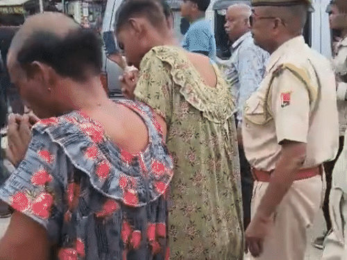सीकर में सांड को बोलेरो कार से टक्कर मारकर कुचलने वाले आरोपियों को पुलिस ने गिरफ्तार किया और लेडीज गाउन में बाजार में परेड निकाल दी।