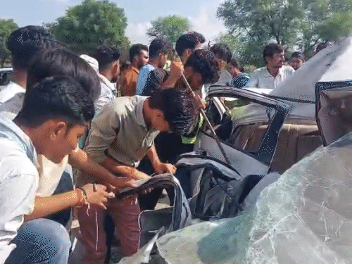 Car crashes into parked trailer in Dausa, leaving 2 dead?: 3 seriously ...