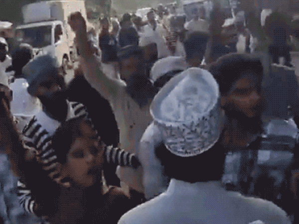स्कूटी सवार ने कहा कि मुस्लिम युवक ने उसकी चाबी छीनी थी। इस दौरान हिंदू और मुस्लिम पक्ष एक-दूसरे के सामने नारे लगाने लगे। माहौल बिगड़ने के बाद पुलिस फोर्स तैनात की गई। - Dainik Bhaskar