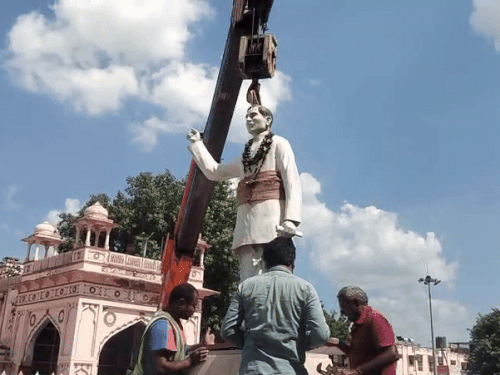 बीकानेर में जनवादी नेता मुरलीधर व्यास की प्रतिमा को हटाने का प्रयास किया गया। अब कांग्रेस-बीजेपी ने मिलकर विरोध किया है। आंदोलन की चेतावनी दी है।