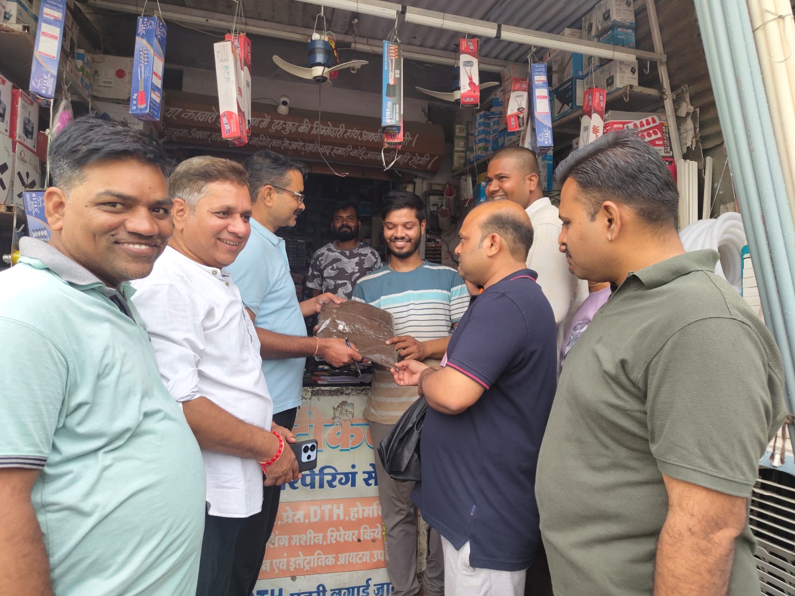 लोगों को इस तरह से आमंत्रित किया गया है।