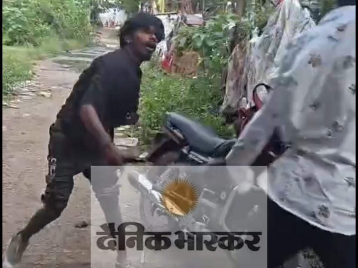 नशेड़ी ने युवकों का खाना भी फेंक दिया।