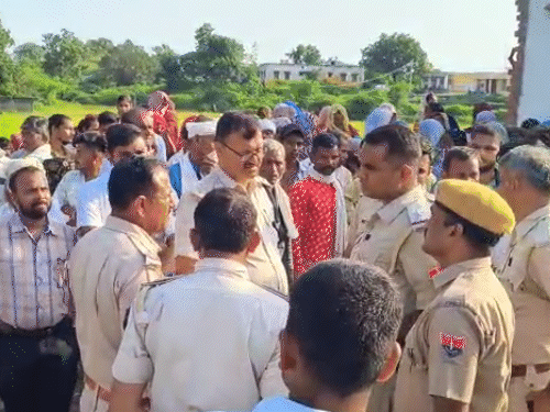 पुलिस ने दोनों पक्षों को समझाइश कर शव को तहखाने से बाहर निकलवाया।