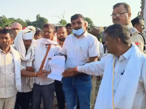 महिला के परिजनों ने कार्रवाई की मांग को लेकर एसडीएम को ज्ञापन सौंपा।