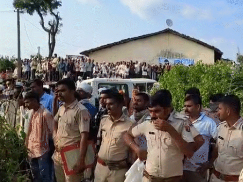 महिला के शव को तहखाने से निकालने के दौरान मौके पर भीड़ जुट गई।