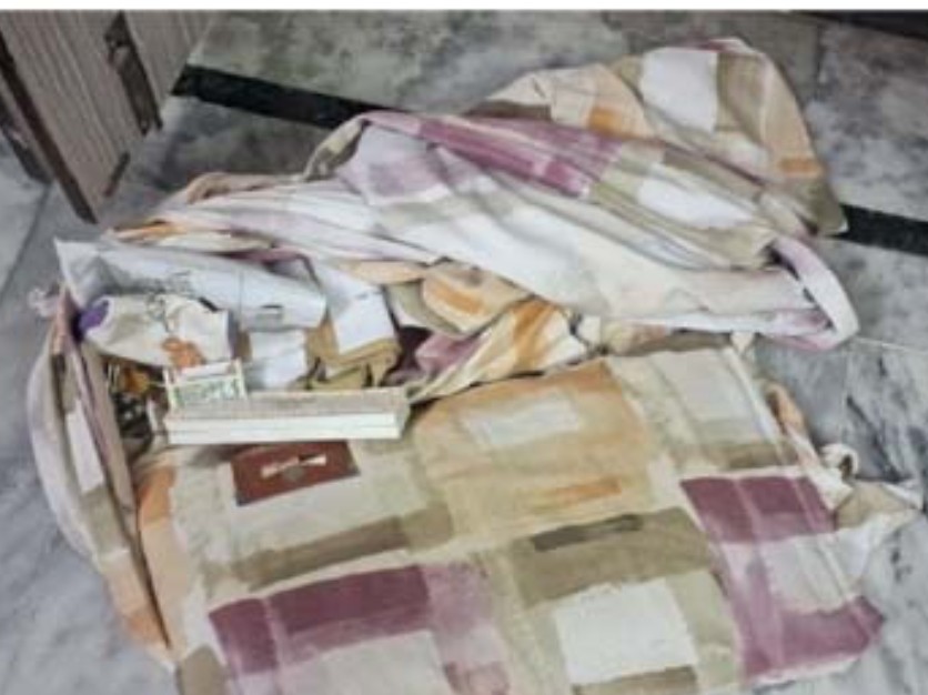 चोरी के बाद घर में बिखरा सामान।