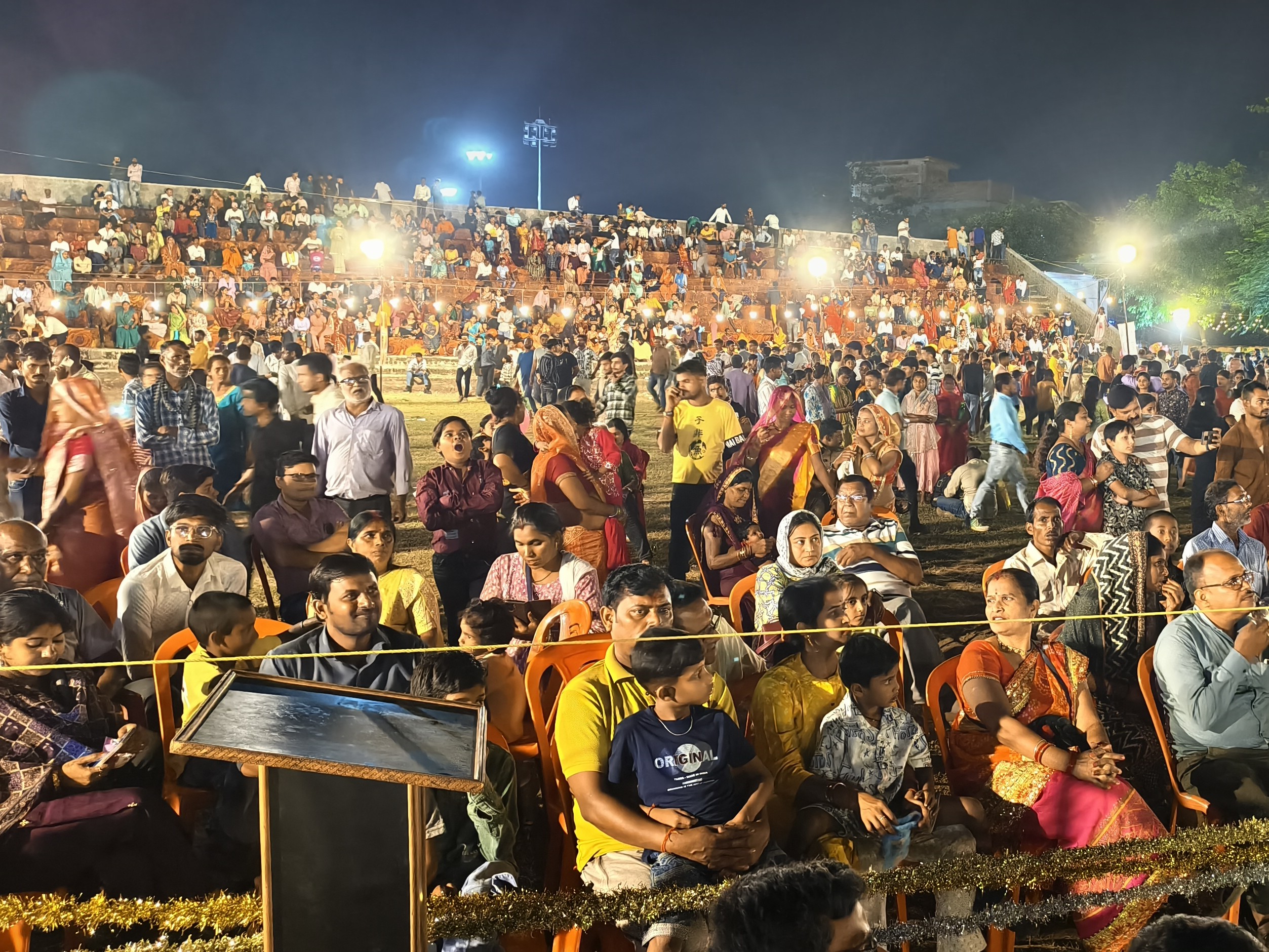 खेल मैदान में रावण दहन देखने उमड़े हजारों श्रद्धालु।