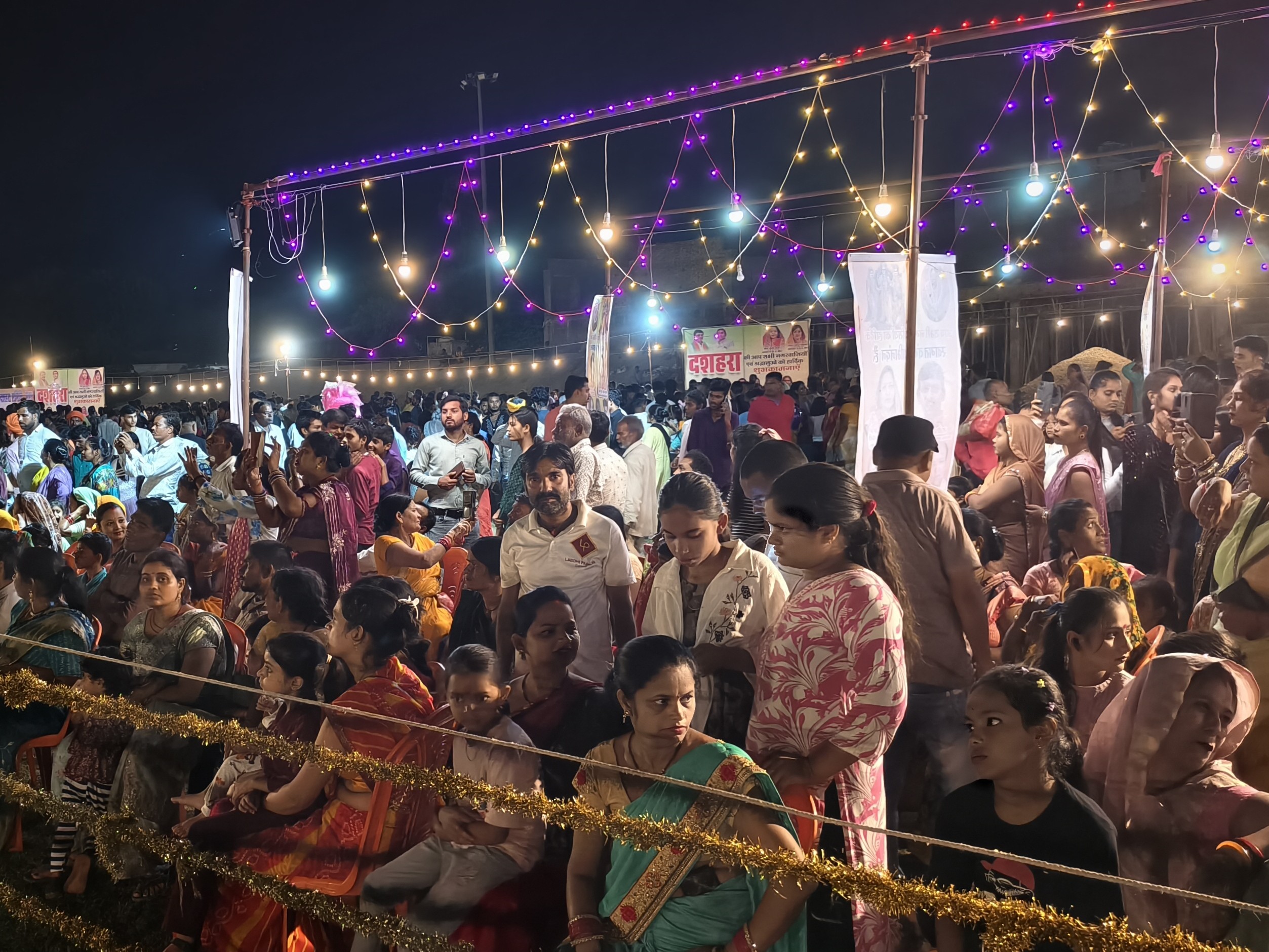 शोभायात्रा घंटाघर और कटरा बाजार से होकर निकली।