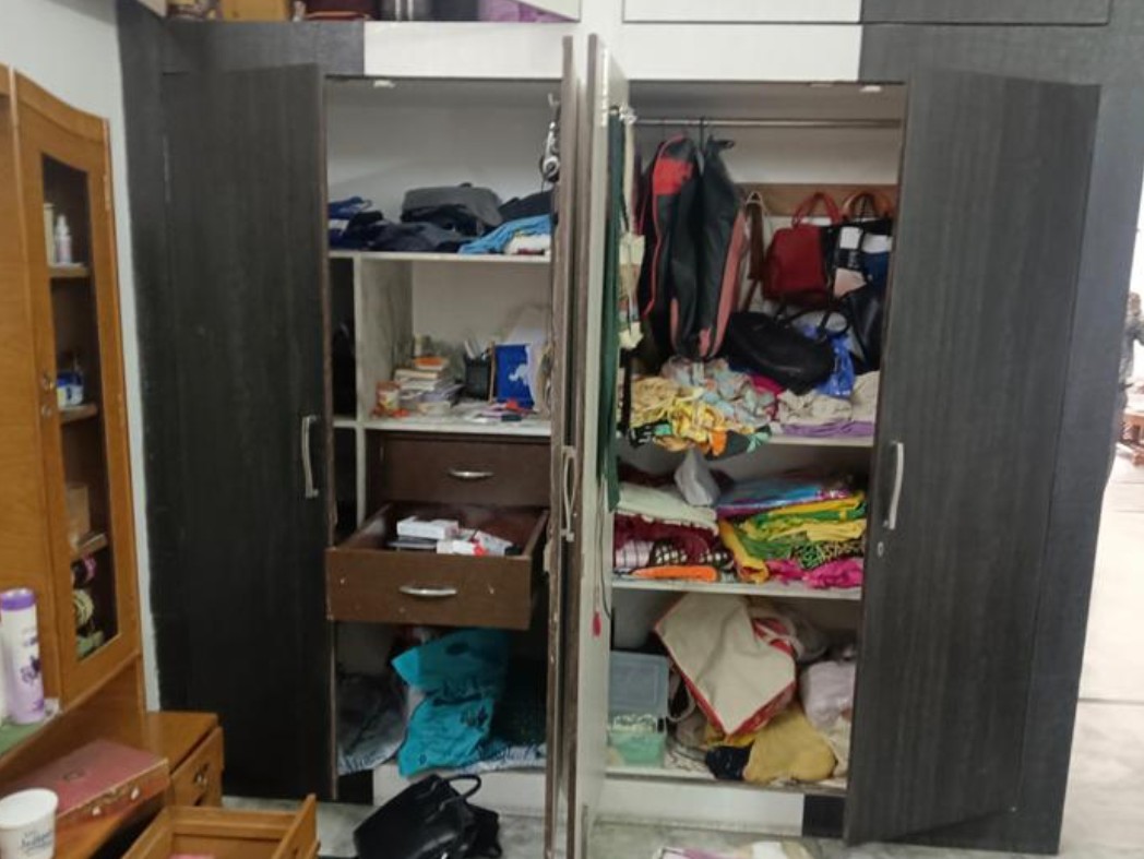 चोरों ने खंगाल डाली अलमारी।