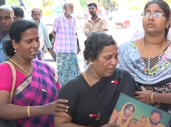 बेटी की शादी की तस्वीर लिए हुए संध्या की मां।