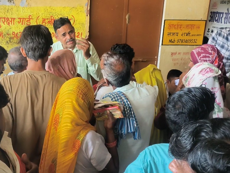 ग्रामीण सेवा शिविर में राशन कार्ड डिलीट होने की शिकायतें मिलने के बाद नाराज दिखाई दिए ग्रामीण।
