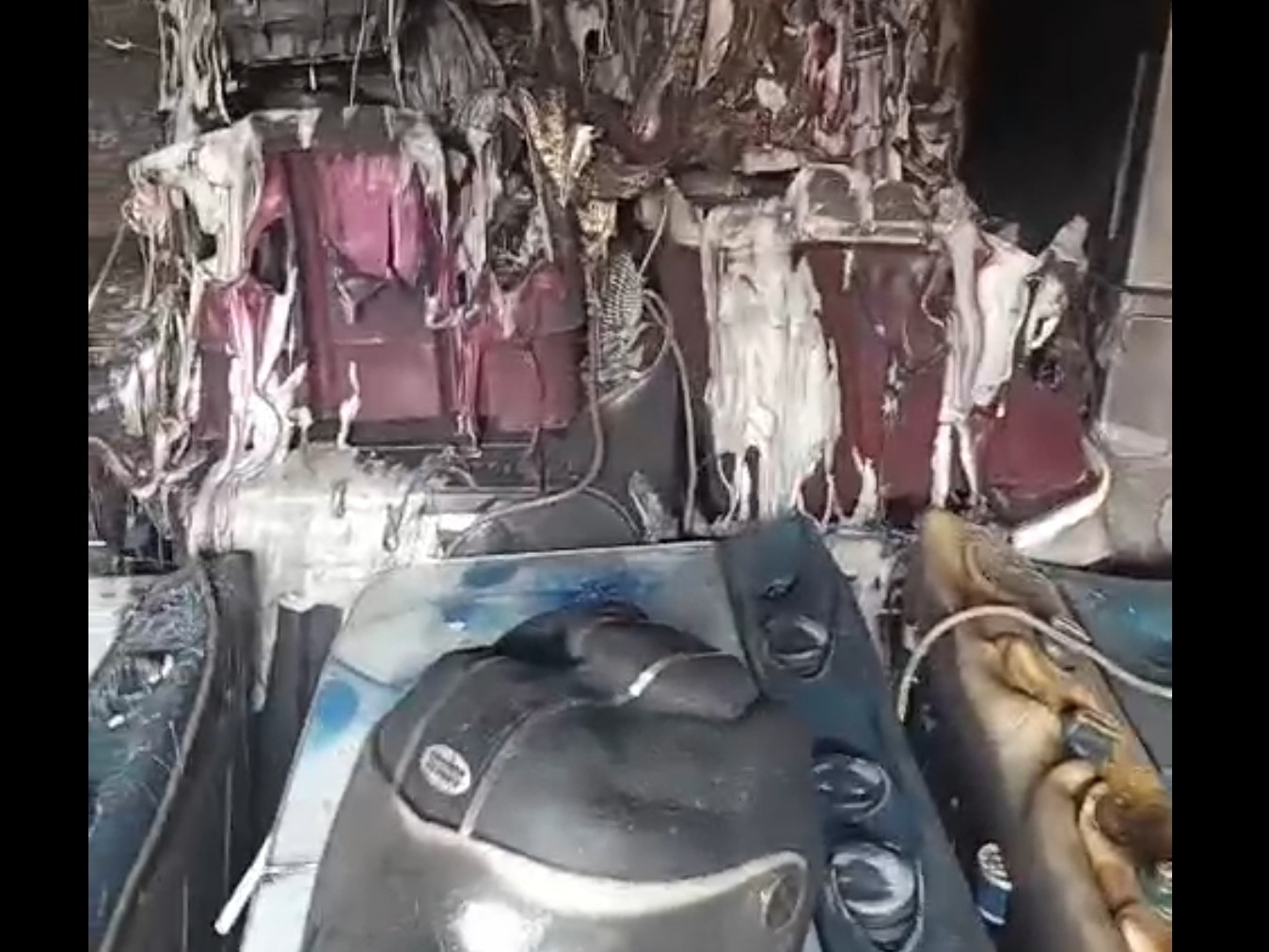 बरवाला में आग से जला इलेक्ट्रॉनिक सामान। - Dainik Bhaskar