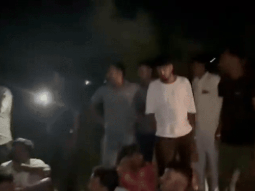 हादसे के बाद घटना स्थल पर आधे घंटे तक लोग धरने पर बैठे रहे।