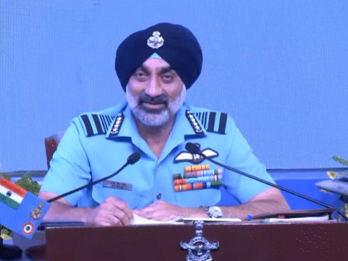IAF चीफ एपी सिंह ने 93वें एयरफोर्स डे सेलिब्रेशन से पहले मीडिया से बात की। - Dainik Bhaskar
