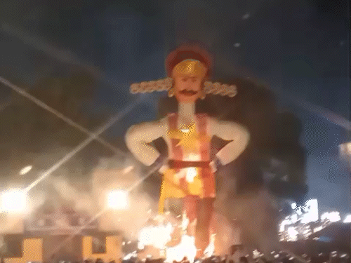 रायगढ़ के नटवर हाई स्कूल मैदान में 57 फीट ऊंचे रावण के पुतले का दहन किया गया।