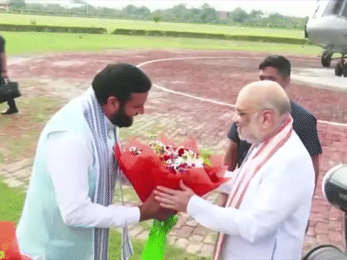 मुख्यमंत्री नायब सैनी यांनी केंद्रीय गृहमंत्री अमित शहा यांना पुष्पगुच्छ दिला. अमित शहा यांनी साबर डेअरी प्लांटचे उद्घाटन केले.