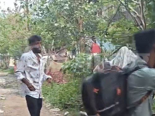 शराब के नशे में उत्पात मचा रहा था युवक।