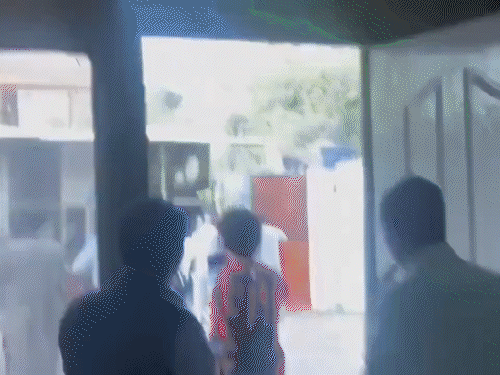 वीडियो में पुलिस को कुछ प्रदर्शनकारियों को घसीटते हुए बाहर निकालते हुए भी दिखाया गया है।