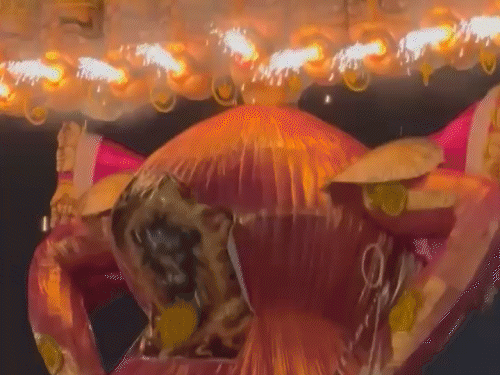 रायपुर में रावण दहन के दौरान रावण पुतले के दस सिर आग उगलते रहे।