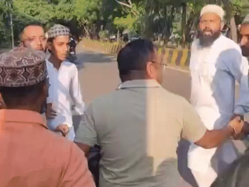 प्रेस क्लब चौकात, मुस्लिम बाजूच्या लोकांनी हिंदू बाजूसमोर अल्लाह हू अकबरचे नारे देण्यास सुरुवात केली.