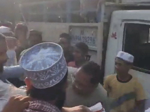 मुस्लिम बाजूचे लोक आणि स्कूटरस्वार यांच्यात जोरदार वाद झाला.
