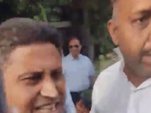 घटनास्थळी दोन्ही बाजूंचे लोक समोरासमोर आले.