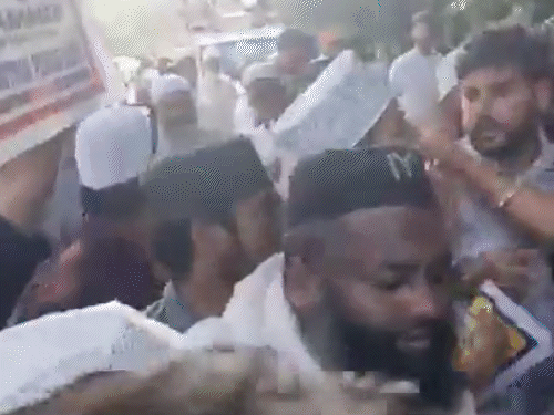 यावेळी मुस्लिम बाजूच्या नेत्यांनीही हस्तक्षेप करण्याचा प्रयत्न केला.