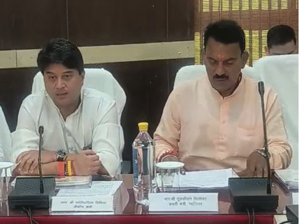 ग्वालियर कलेक्ट्रेट सभागार में समीक्षा बैठक करते हुए केन्द्रीय मंत्री सिंधिया। - Dainik Bhaskar