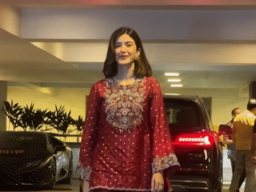 शनाया इस मौके पर डार्क रेड सूट में बेहद खूबसूरत लग रही थीं।