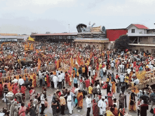 कुबेरेश्वरधाम में कांवड़ यात्रा के दौरान उमड़ी भीड़ और दो महिलाओं की मौत।