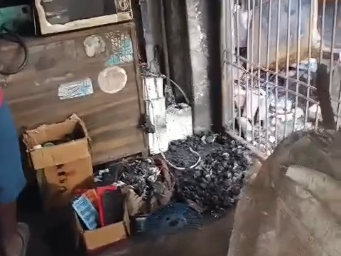 गोदाम में आग लगने से जला सामान।