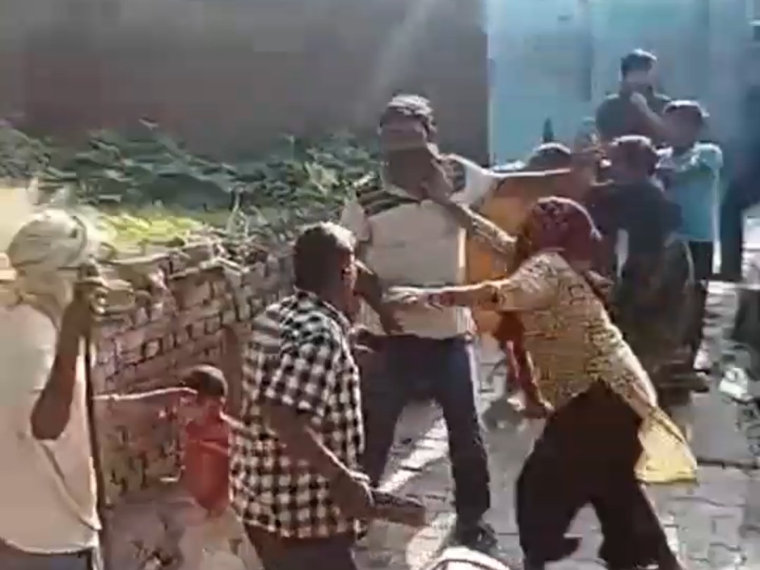 एटा में दो पक्षों में लाठी-डंडो से मारपीट, VIDEO:  अवागढ़ क्षेत्र में आपसी विवाद के बाद जमकर पथराव, पुलिस ने की कार्रवाई – Awagarh(Etah) News