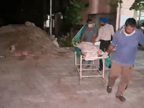 युवक के शव को लुधियाना के सिविल अस्पताल की मॉर्च्युरी में रखते कर्मचारी।