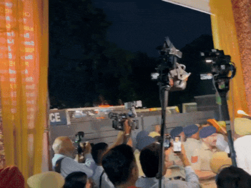 चंडीगढ़ में पुलिस ने जब किसान भवन में गेट बद किए तो किसान भड़क गए।