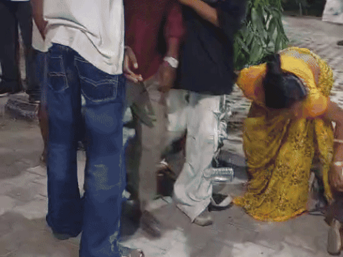 मोनू की मौत के बाद विलाप करता उसका परिवार।