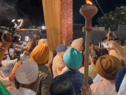 किसान और पुलिस मुलाजिम होती धक्का मुक्की।