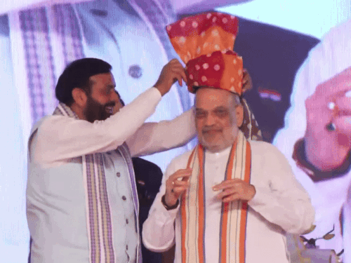 केंद्रीय गृहमंत्री अमित शहा यांनी कुरुक्षेत्रात तीन नवीन फौजदारी कायद्यांवरील प्रदर्शनाला भेट दिली. मुख्यमंत्री सैनी यांनी त्यांचे पगडी घालून मंचावर स्वागत करतात.