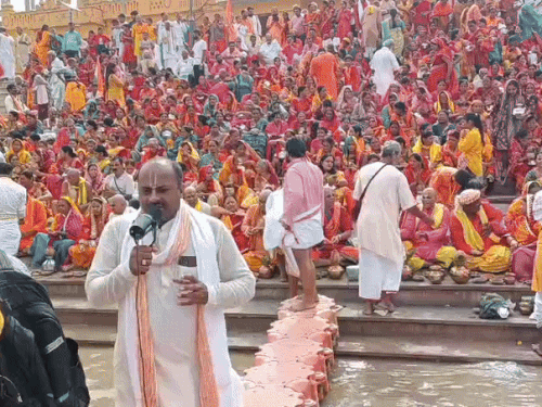 झुमकीघाट पर एकत्र होकर महिलाओं ने कलश में भरा सरयू जल।