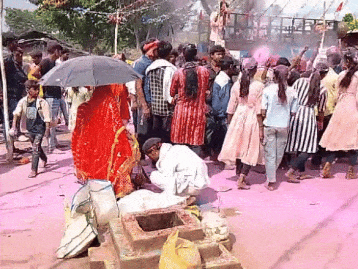This picture is from Thursday, when the children were dancing before immersion. The entire village had bid farewell to the Goddess statue by dancing and singing.