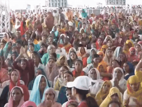 साबर डेयरी प्लांट के उद्घाटन कार्यक्रम में पहुंची महिलाएं।