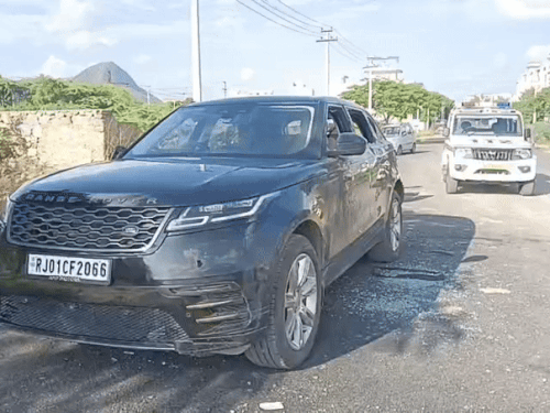 कार में की गई तोडफोड़।