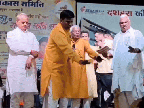जयपुर में प्रताप नगर विकास समिति की ओर से आयोजित कार्यक्रम में डांस। मंच पर मंत्री जवाहर बेढम और पूर्व सांसद रामचरण बोहरा।